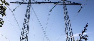 Bilden visar två höga elstolpar