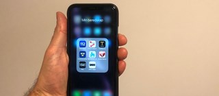 En hand som håller i en mobiltelefon. På skärmen syns alla appar som är listade i artikeln.