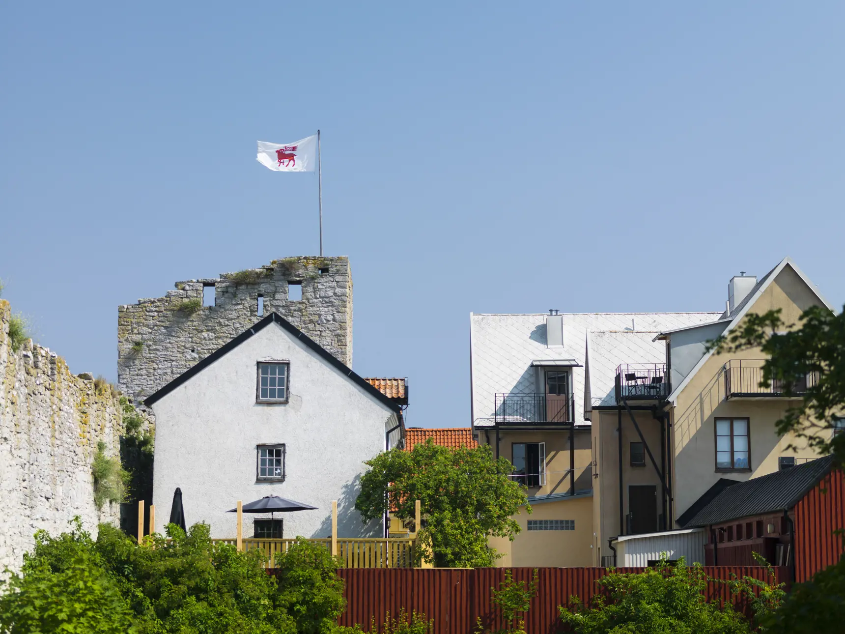 Husfasader och muren i Visby.