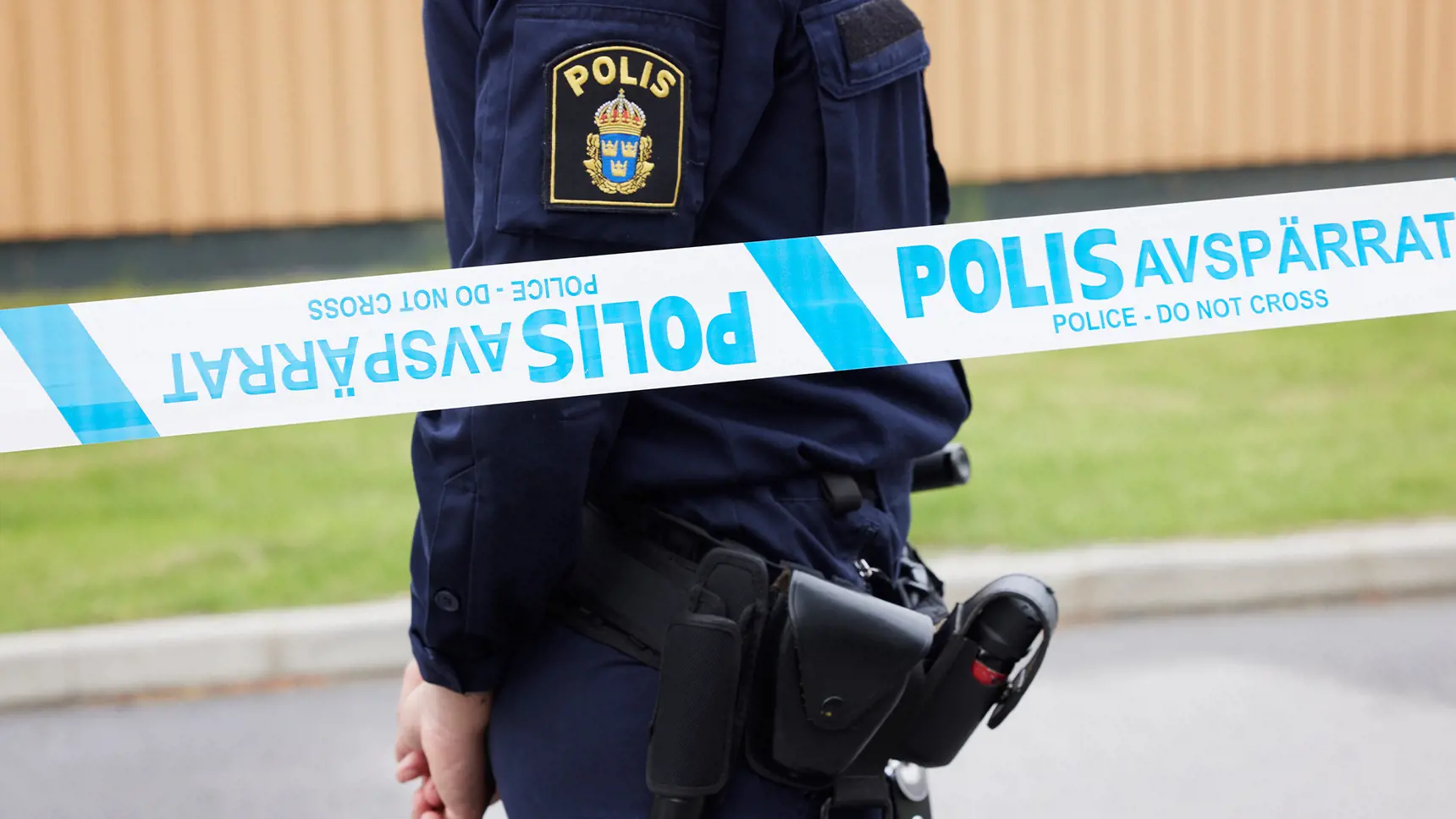 Polis och avspärrningsband.