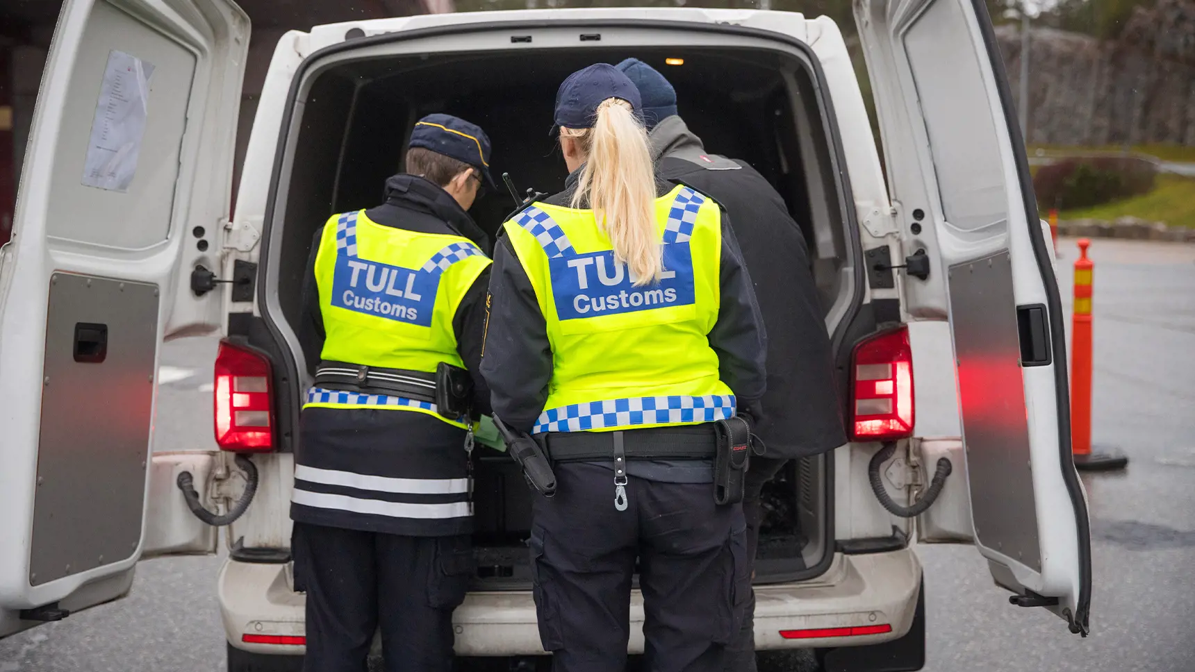 Tulltjänstemän undersöker en skåpbil