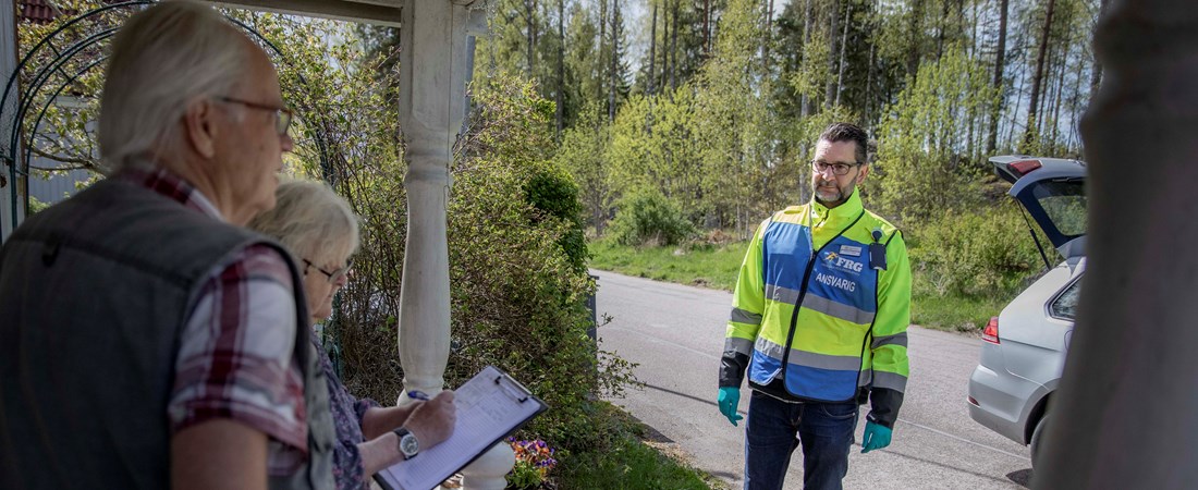 Christian Lindell från FRG levererar mat till riskgrupper