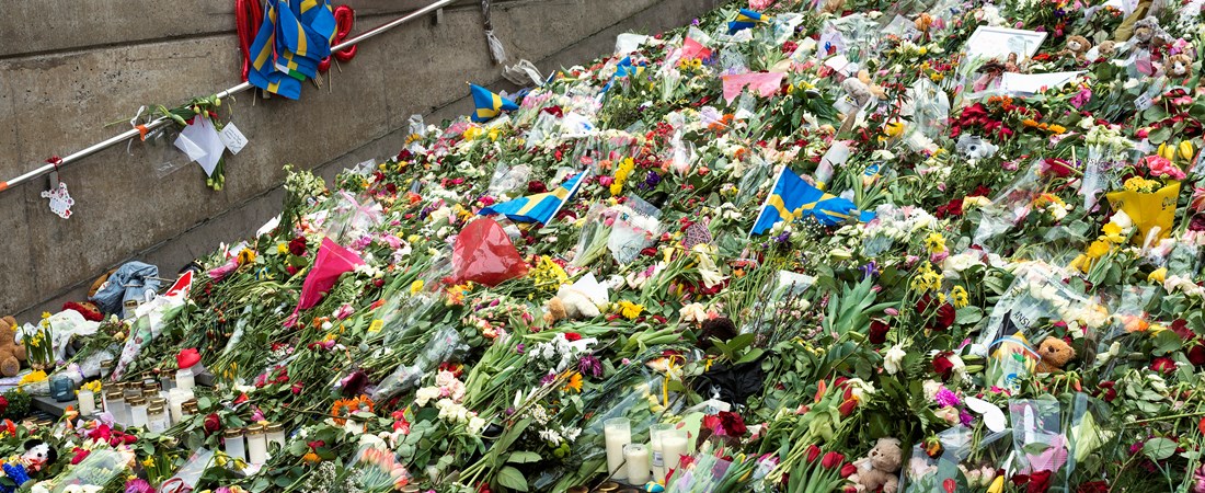 Blommor på gatan efter terrordådet på Drottninggatan i Stockholm. 