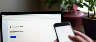 Bilden visar hur någon loggar in på sin dator med hjälp av mobilt bank-id.