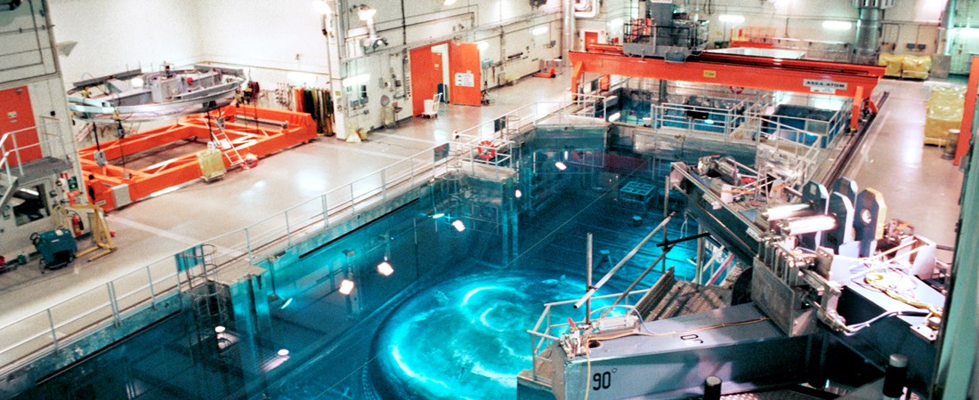 Bassäng med turkost vatten i reaktorhall på kärnkraftverk.