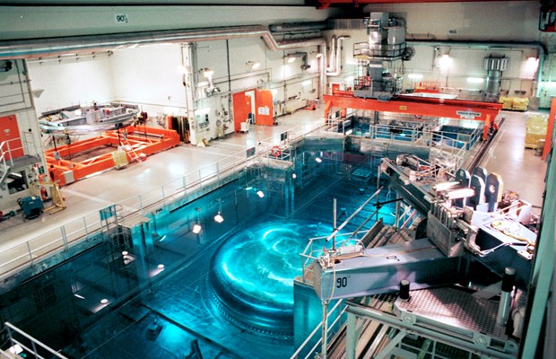 Bassäng med turkost vatten i reaktorhall på kärnkraftverk.