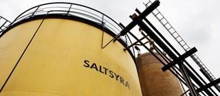 Stor gul tank/cistern innehållande saltsyra