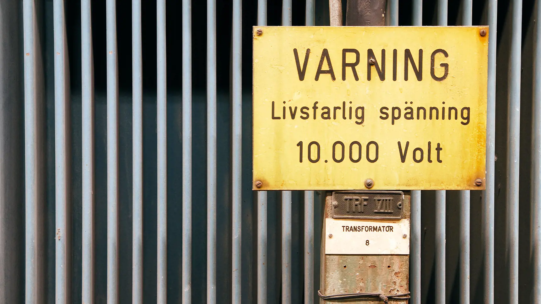 Skylt som varnar för livsfarlig spänning, 10 000 volt.