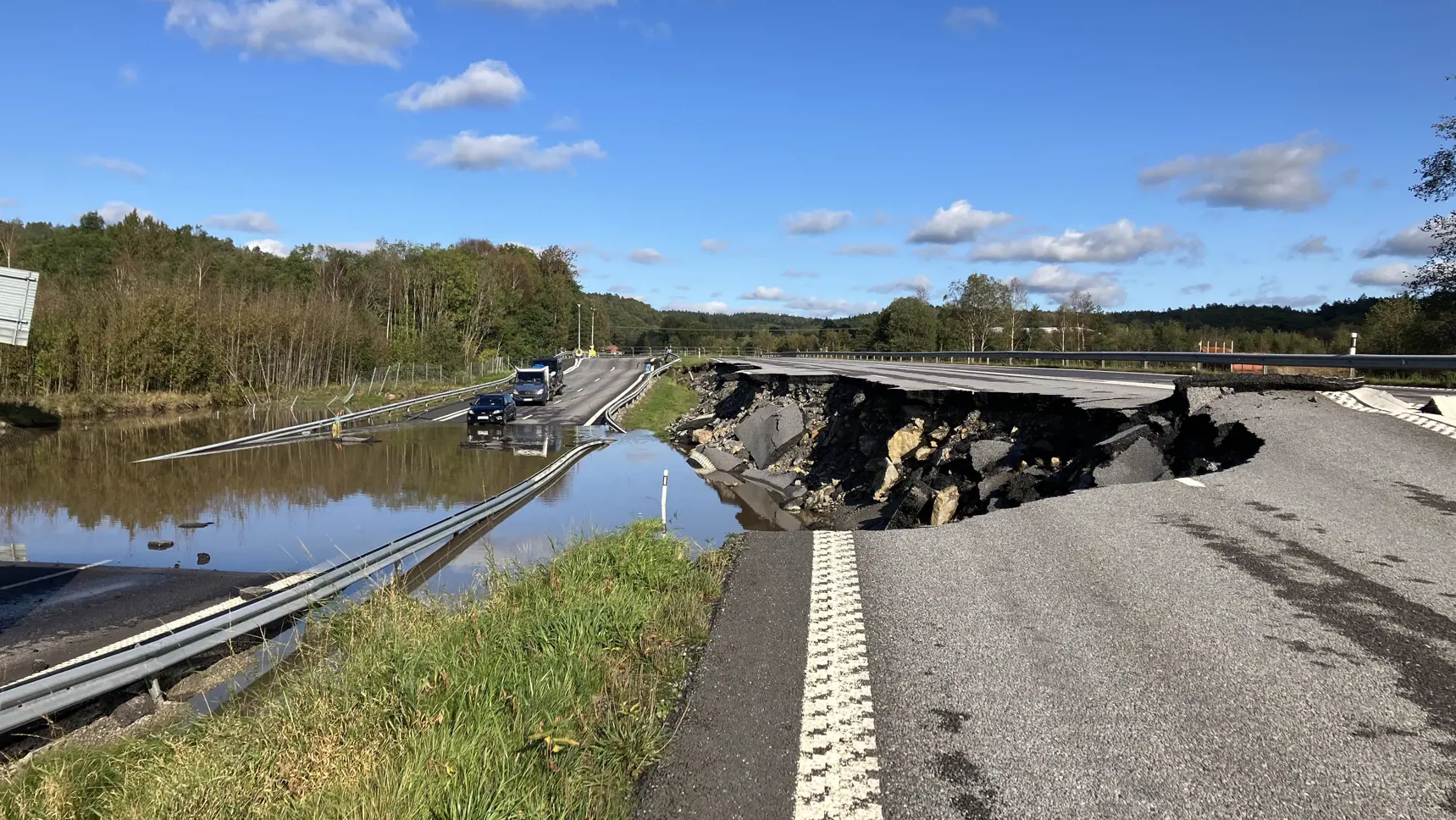 E6 utanför Stenungsund har gått sönder efter ett skred. En del av vägen är översvämmad och vattentäckt.
