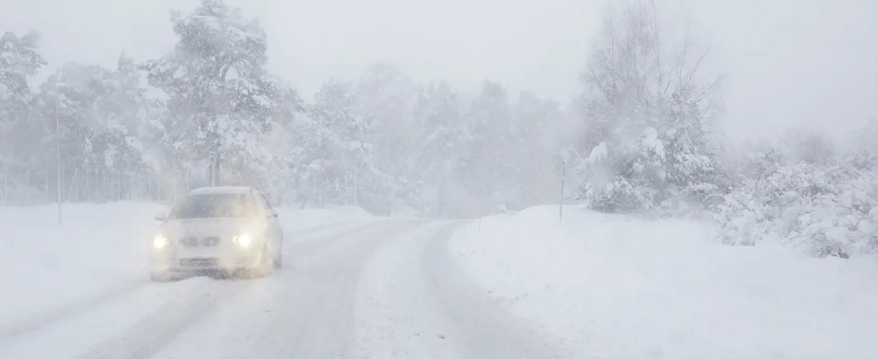 Bil i snöstorm.