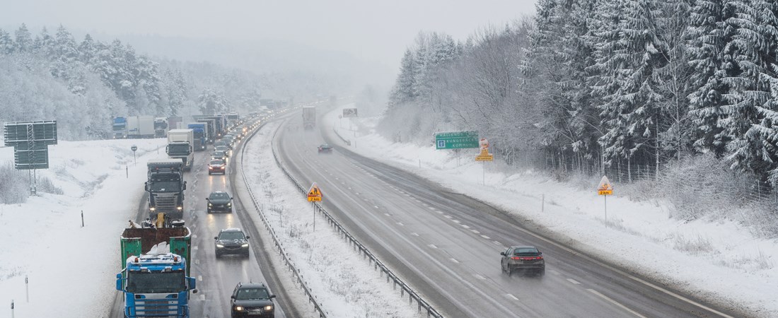 Bilköer på motorväg vid vinterväglag.