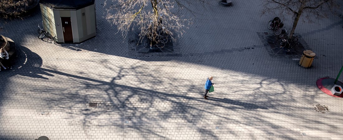 Bild på en person på ett tomt torg.