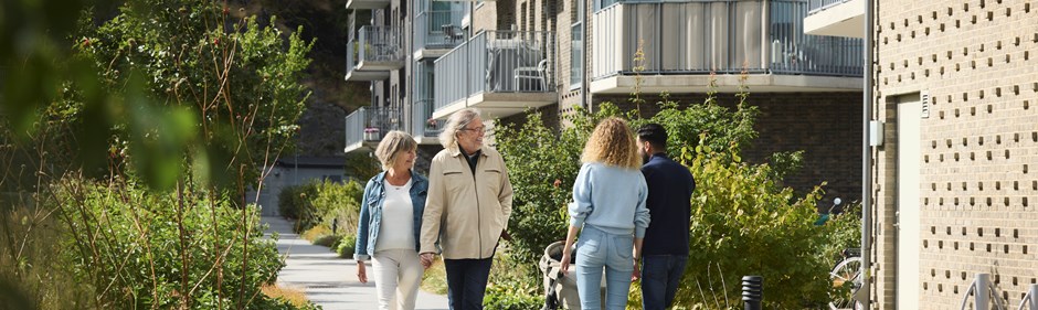 Människor som går förbi varandra i stadsmiljö