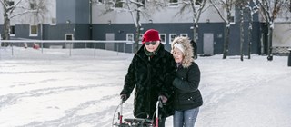 Två kvinnor som går i snö. 