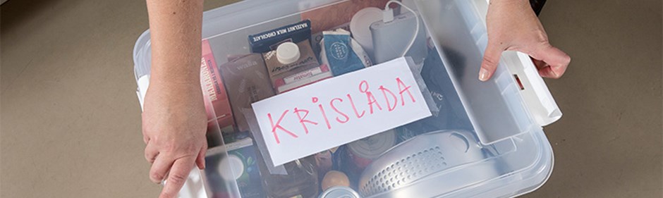 Större plastlåda med olika livsmedel i.
