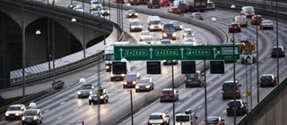 Flerfilig motorväg med mycket trafik