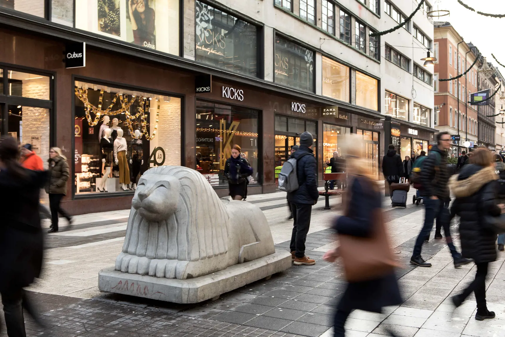 Lejon i sten på Drottninggatan i Stockholm.