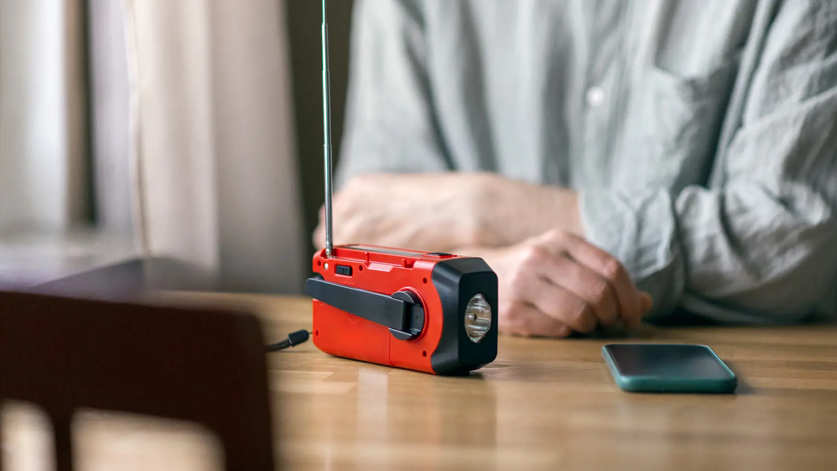 Vevradio på ett bord.