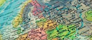 Jordglob med inzoomning på Ukraina. 