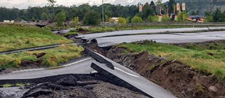 Asfalterad väg som förstörts av skredet i Stenungssund. 