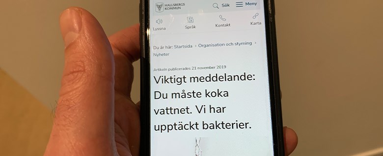 Mobiltelefon som visar myndighetsmeddelande från Hallsbergs kommun 