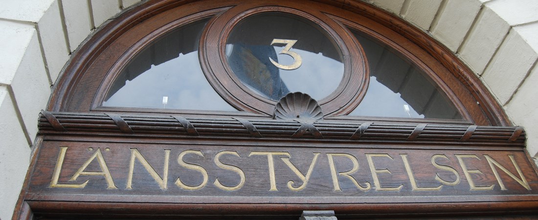 Ingång till länsstyrlesen med texten "Länsstyrelsen" ovanför.