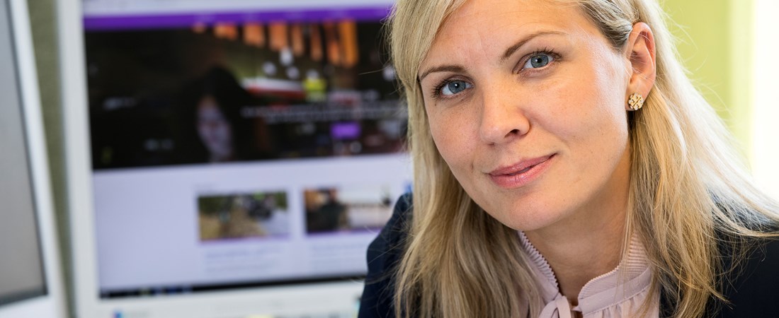 Karin Lodin framför sitt skrivbord.