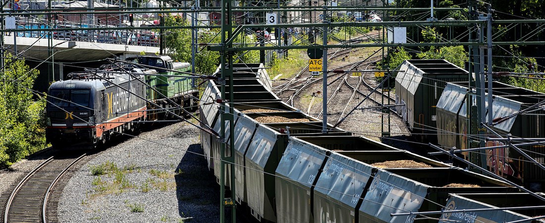 Godstågvagnar och lok vid Värtahamnen i Stockholm.