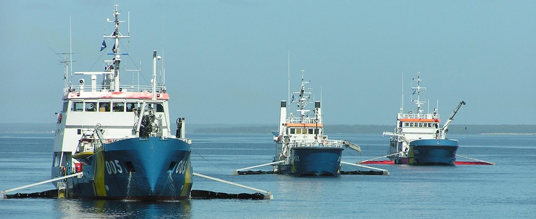 Tre miljöskyddsfartyg på ett hav. 