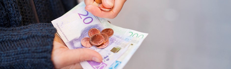 Kontanter i en persons hand