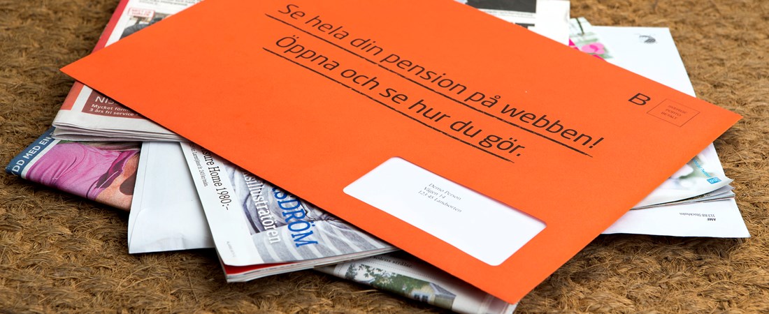 Hög med kuvert och tidningar. Det orangea kuvertet från Pensionsmyndigheten ligger överst. 