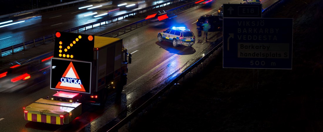 Räddningsbilar efter trafikolycka