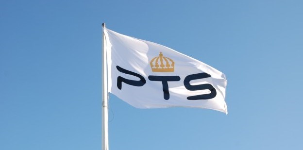 Post- och telestyrelsens flagga med förkortningen "PTS"