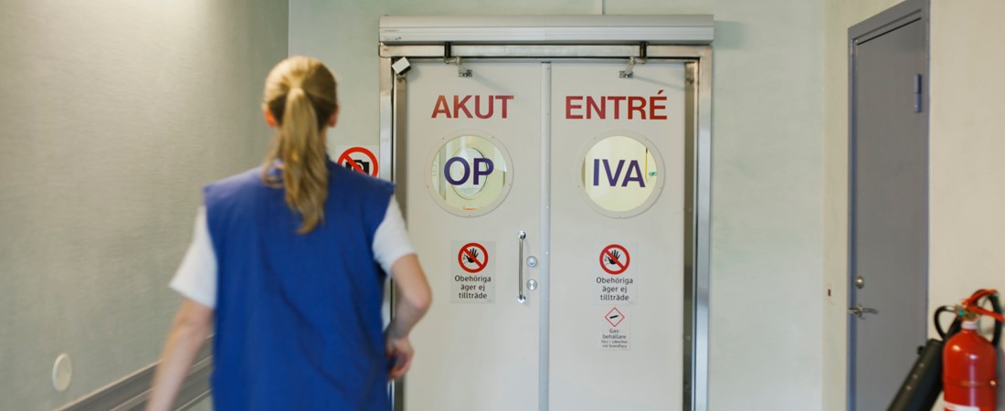 Sjukvårdspersonal som går mot operationssal