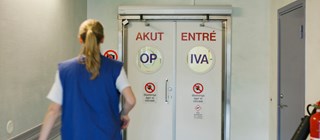 Sjukvårdspersonal som går mot operationssal