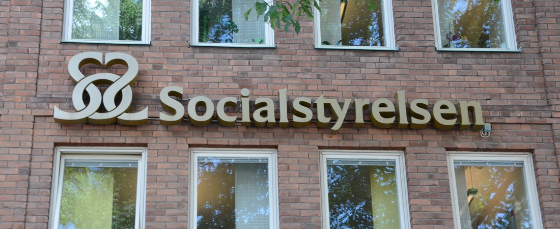 Fasaden på Socialstyrelsens kontor. Byggnaden har tegelfasad och på den syns Socialstyrelsens logotyp.