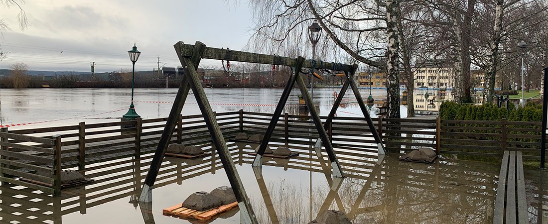 Bild på översvämmad lekplats i Arvika