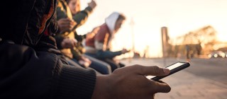 Person koncentrerad på sin smartphone