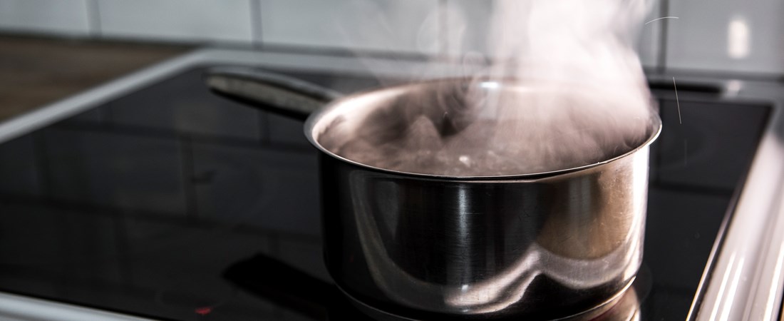 Kastrull med kokande vatten